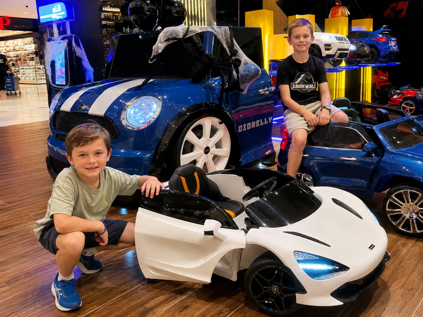 Crianças com carros elétricos Dionelly no shopping